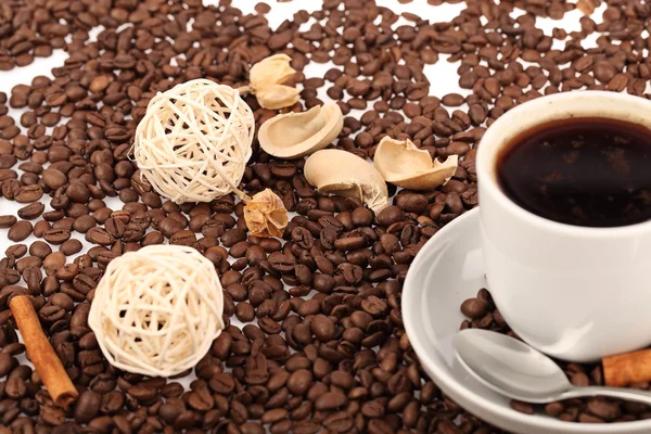 Taza de café con pan y frijoles sobre fondo blanco . —  Fotos de Stock