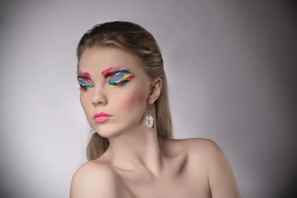 Krásná žena s módní účes a glamour make-up — Stock fotografie