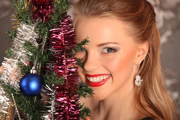 Hermosa mujer decorando el árbol de Navidad — Foto de Stock