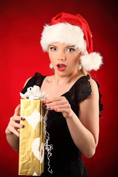 Retrato de hermosa chica sexy con ropa de Santa Claus — Foto de Stock