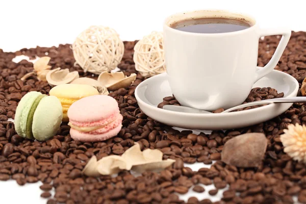 Xícara de café com pão e feijão em um fundo branco . — Fotografia de Stock