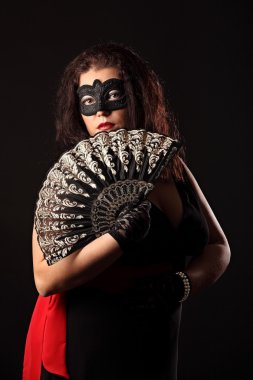 Fan ve maske katlanır gizemli bir kadın portresi