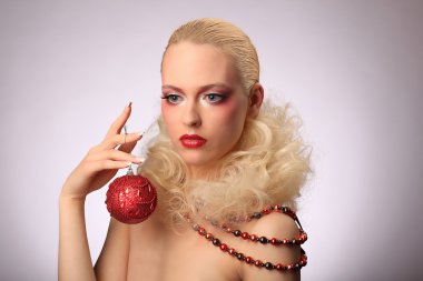 güzel bir kadın moda saç modeli ve glamour makyaj ile
