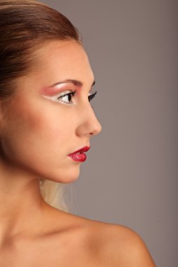 güzel bir kadın moda saç modeli ve glamour makyaj ile