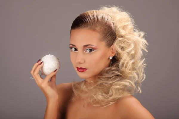 Hermosa mujer con peinado de moda y maquillaje glamour —  Fotos de Stock