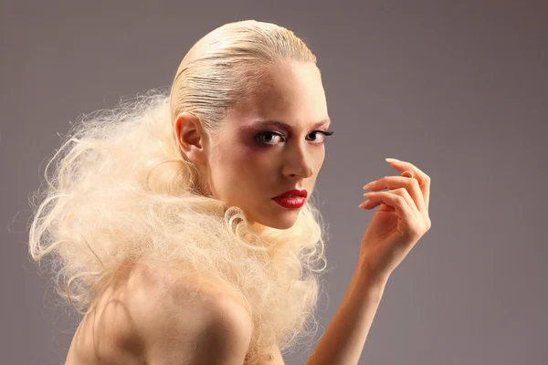 Mulher bonita com penteado de moda e maquiagem glamour — Fotografia de Stock