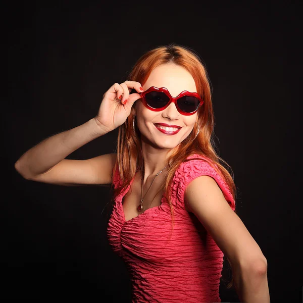 Menina com óculos em forma de coração e olhos fechados sorrindo — Fotografia de Stock