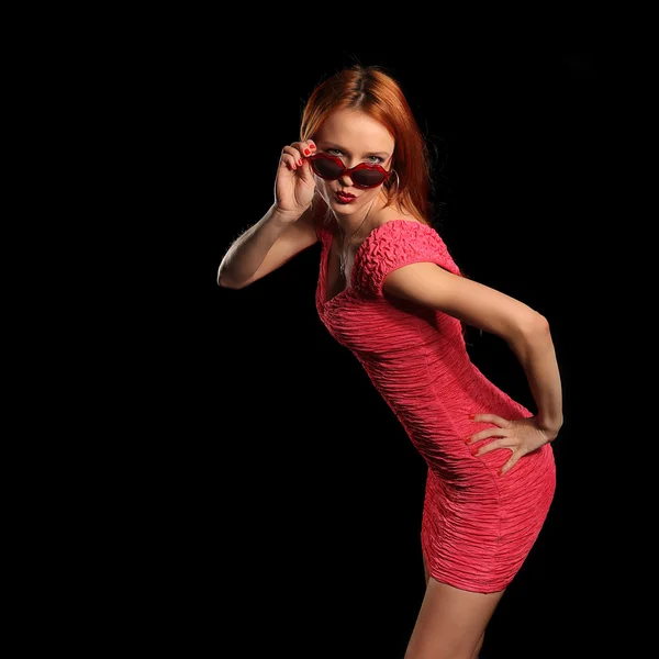 Menina com óculos em forma de coração e olhos fechados sorrindo — Fotografia de Stock