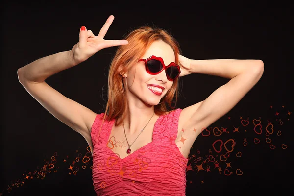 Chica con gafas en forma de corazón y ojos cerrados sonriendo —  Fotos de Stock