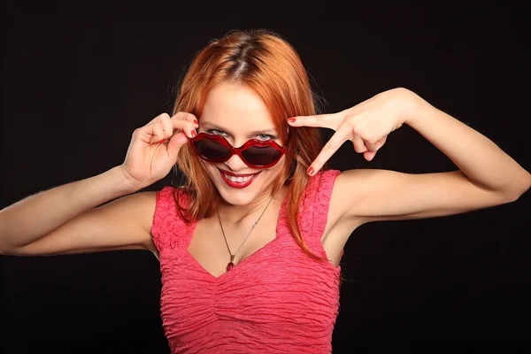 Ragazza con occhiali a forma di cuore e gli occhi chiusi sorridente — Foto Stock