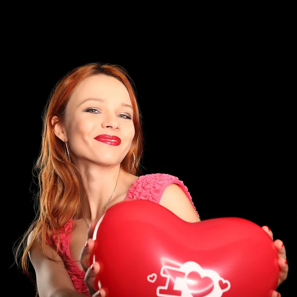 Jonge mooie vrouw met grote rode hart — Stockfoto