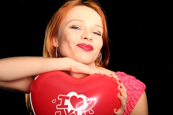 Mujer hermosa joven con gran corazón rojo — Foto de Stock