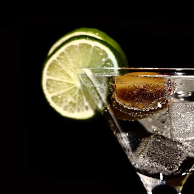 Martini, taze kokteyl siyah izole.