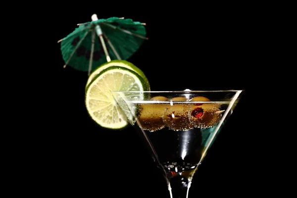 Martini, färska Coctail isolerade på svart — Stockfoto