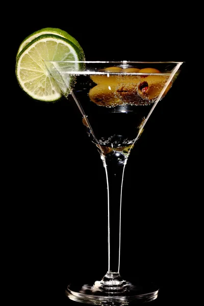 Martini, Coctail fresco isolado em preto — Fotografia de Stock