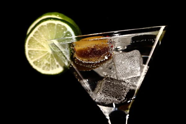 Martini, Coctail fresco isolado em preto — Fotografia de Stock