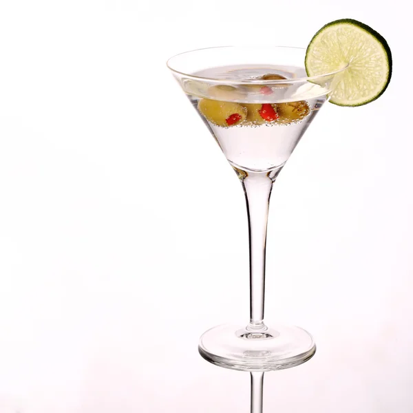 Martini, φρέσκα κοκτέιλ απομονωθεί σε λευκό — Φωτογραφία Αρχείου