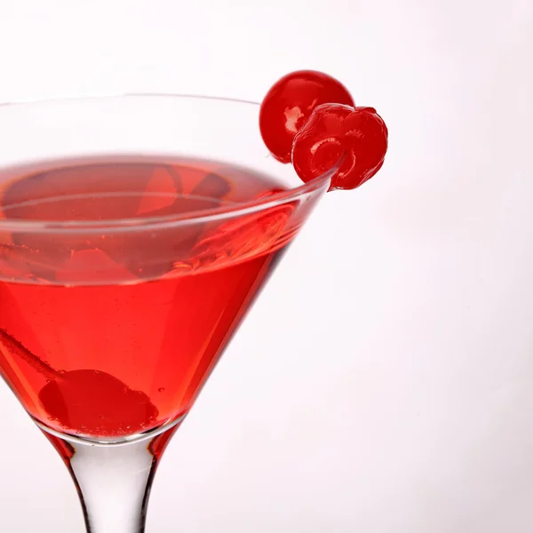 Kosmopolitní martini čerstvý koktejl izolovaných na bílém — Stock fotografie