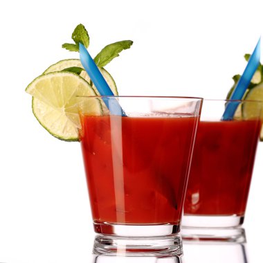 Bloody mary taze kokteyl beyaz izole.