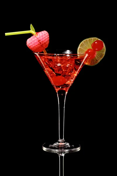 Kozmopolit martini siyah taze kokteyl izole — Stok fotoğraf