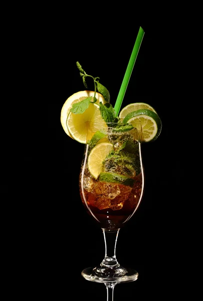 Mojito Coctail fresco isolado em preto — Fotografia de Stock