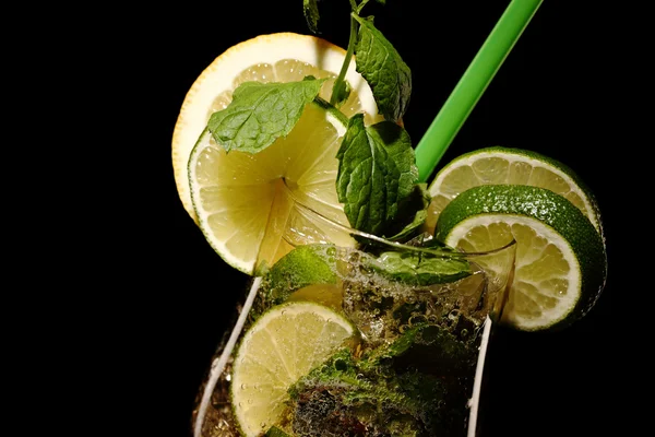 Mojito frischer Coctail isoliert auf schwarz — Stockfoto