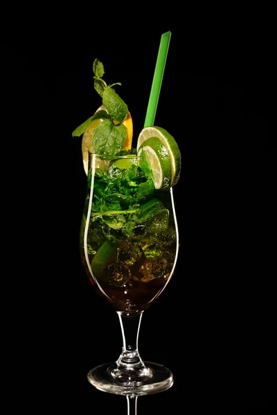 Mojito čerstvý koktejl izolované na černém pozadí — Stock fotografie