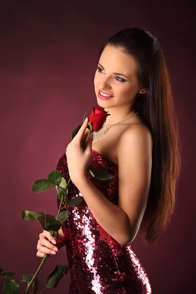 Valentines linda menina cheia com rosa vermelha em suas mãos — Fotografia de Stock