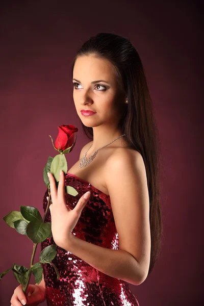 Sevgililer beautyfull kız onun elinde kırmızı gül ile — Stok fotoğraf