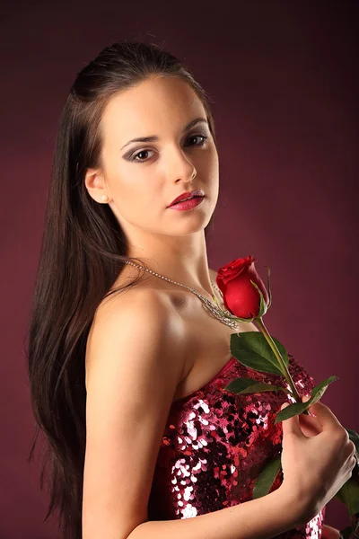 San Valentín hermosa chica con rosa roja en sus manos —  Fotos de Stock