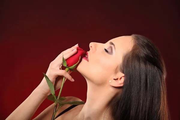 Valentines linda menina cheia com rosa vermelha em suas mãos — Fotografia de Stock