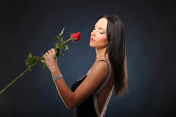 San Valentín hermosa chica con rosa roja en sus manos — Foto de Stock