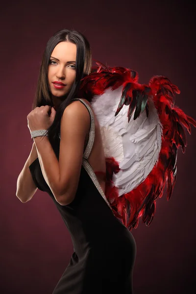 大きな赤と白の翼を持つバレンタイン美少女 — ストック写真