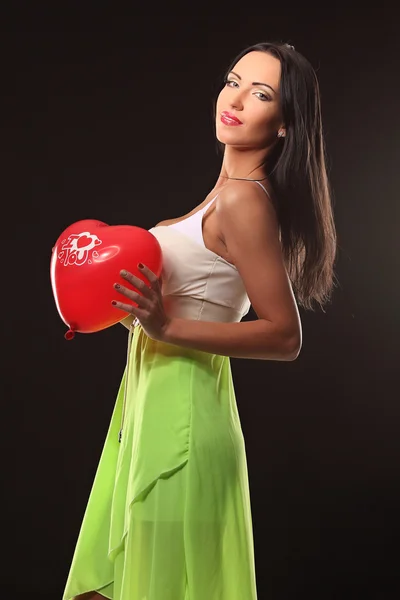 Valentines schöne Mädchen mit Ballon Herz in ihren Händen — Stockfoto