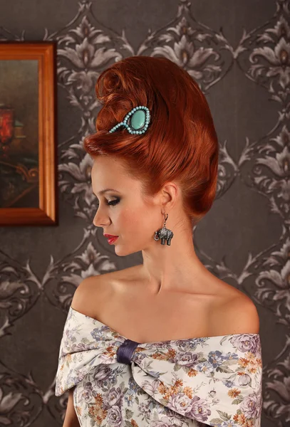 Luxus junge schöne Frau im Vintage-viktorianischen Kleid — Stockfoto