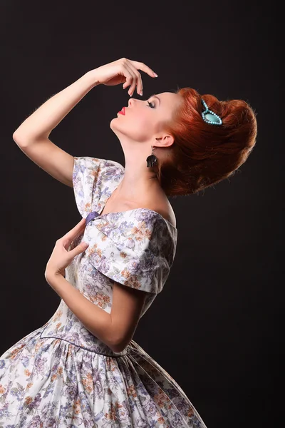 럭셔리 빈티지 빅토리아 드레스에서 젊은 아름 다운 여자 — 스톡 사진