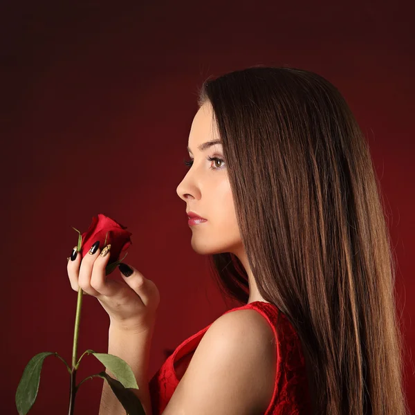 Valentines mooie meisje met rode roos in haar handen — Stockfoto