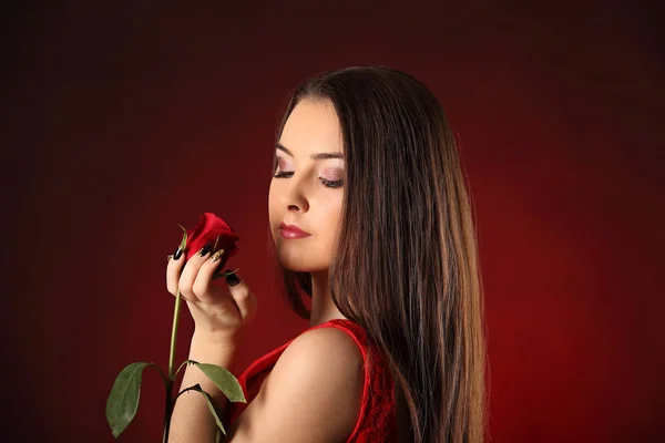 San Valentín hermosa chica con rosa roja en sus manos — Foto de Stock