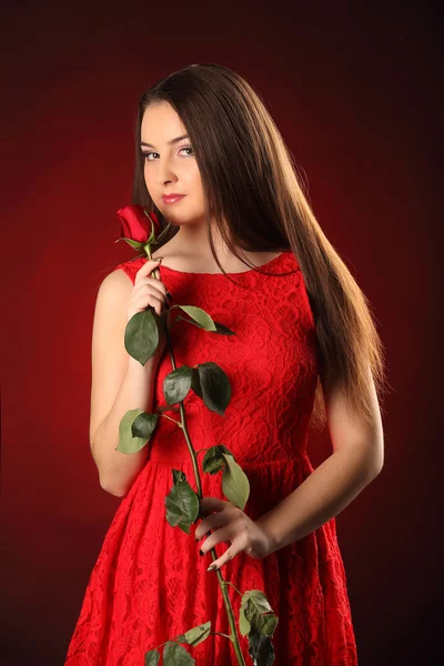 Valentines linda menina cheia com rosa vermelha em suas mãos — Fotografia de Stock