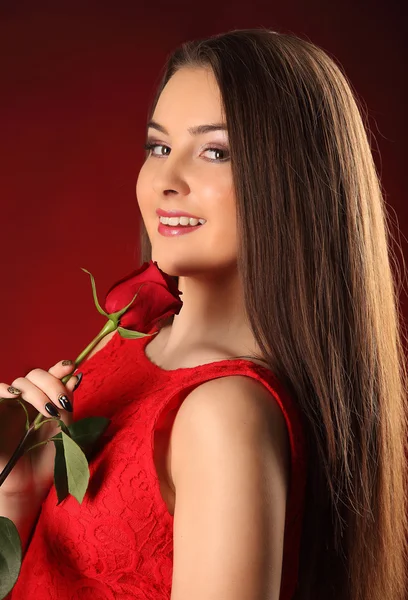 San Valentín hermosa chica con rosa roja en sus manos — Foto de Stock