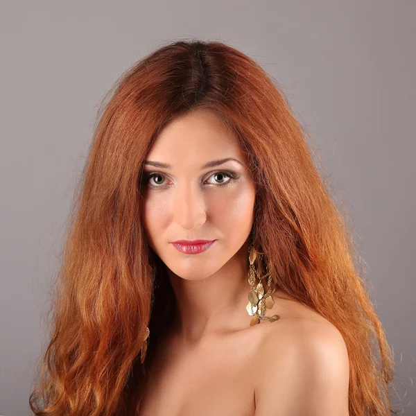 Vörös hajú lány repülő haj — Stock Fotó
