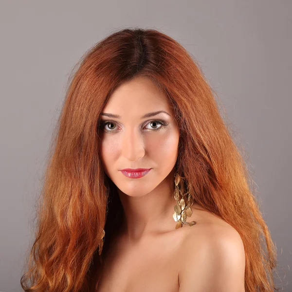 Red haired meisje met vliegende haar — Stockfoto