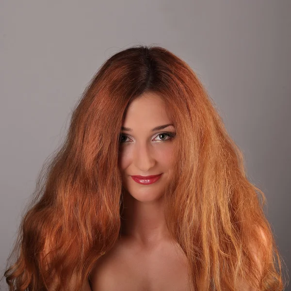 Saç uçan ile kırmızı saçlı kız — Stok fotoğraf