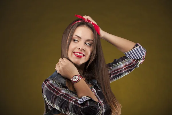 Menina morena sexy bonita em terno jeans posando em um fundo branco — Fotografia de Stock