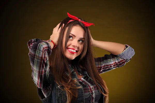 Menina morena sexy bonita em terno jeans posando em um fundo branco — Fotografia de Stock