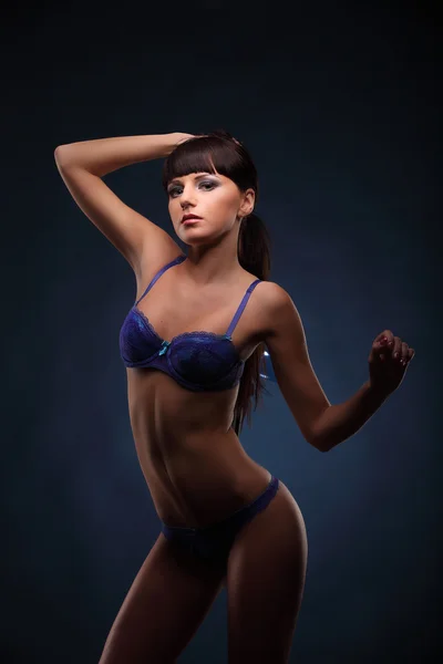 Die schöne junge sexy Mädchen in Strümpfen posiert Studio — Stockfoto