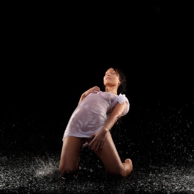 Sanatsal su yansıması ile güzel bir kadını vurdu