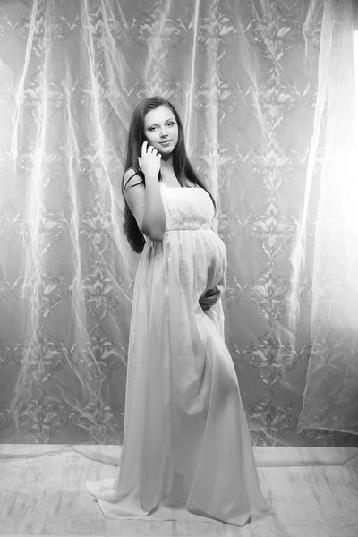 Ung vacker sexig och snygg gravid kvinna — Stockfoto