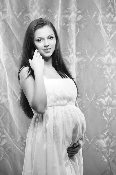 若い美しいセクシーでスタイリッシュな妊娠中の女性 — Stock fotografie