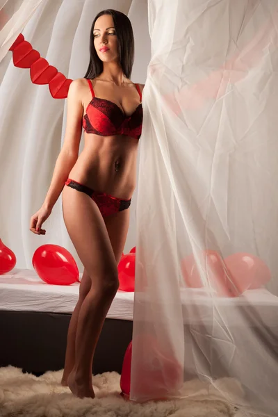 Valentines beauty girl with baloon in sleeping room — Stock Photo, Image